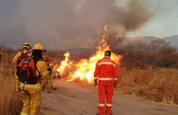Dos aprehendidos sospechados de haber prendido fuego en una finca
