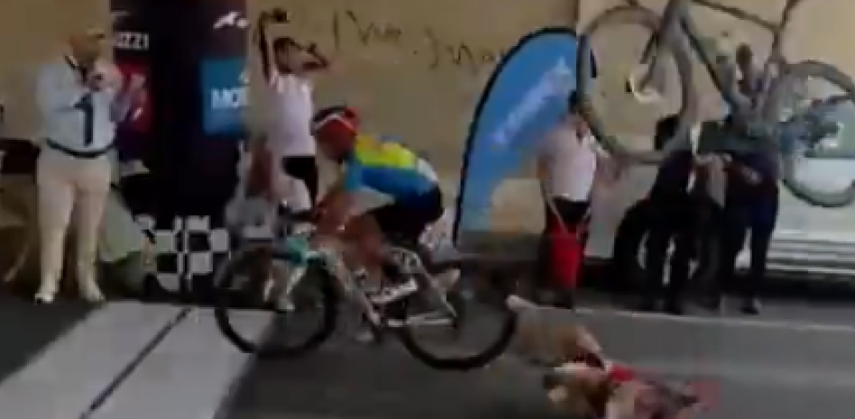 Dubai: perdió el control de la bicicleta por festejar antes y desencadenó un caótico accidente que lo dejó con las manos vacías