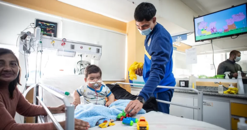 Jugadores de Rosario Central llevaron alegría al Hospital del Niño Jesús
