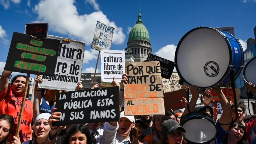 En contra del veto de Milei los gremios docentes y no docentes realizarán un paro de 24 horas 