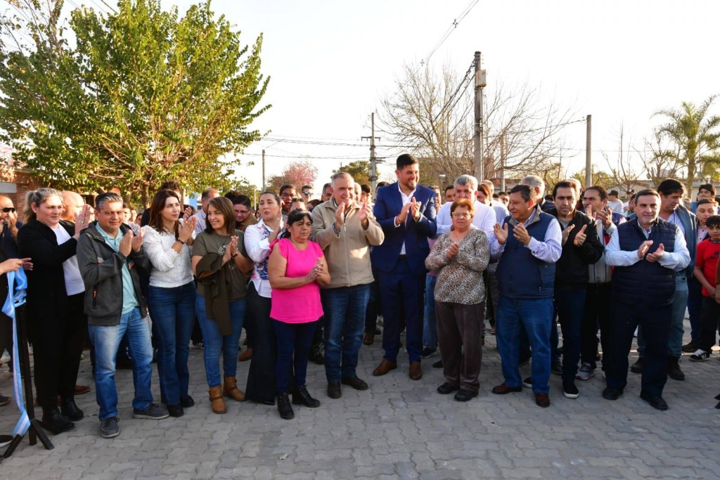 Villa Quinteros: Jaldo inauguró obras de pavimento, alumbrado y un complejo de semáforos
