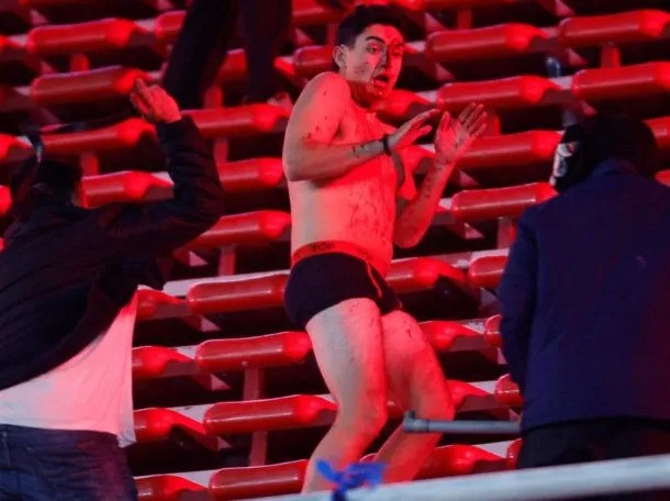 Los serios incidentes entre los barras de la U de Chile y de Independiente