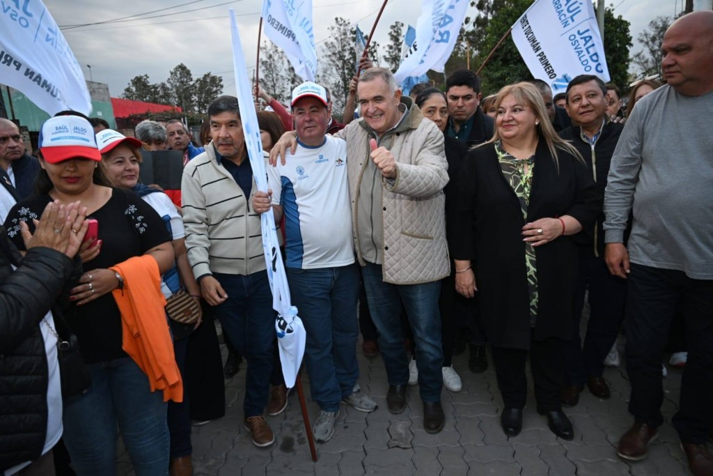 El gobernador Osvaldo Jaldo dejó inauguradas obras de pavimentación y alumbrado público en la comuna de Arcadia