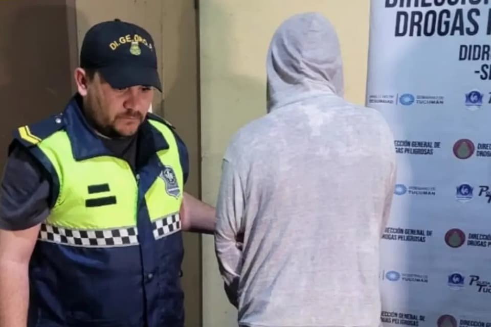 Detuvieron a un hombre con más de 110 bochitas de cocaína listas para la venta en Villa Quinteros