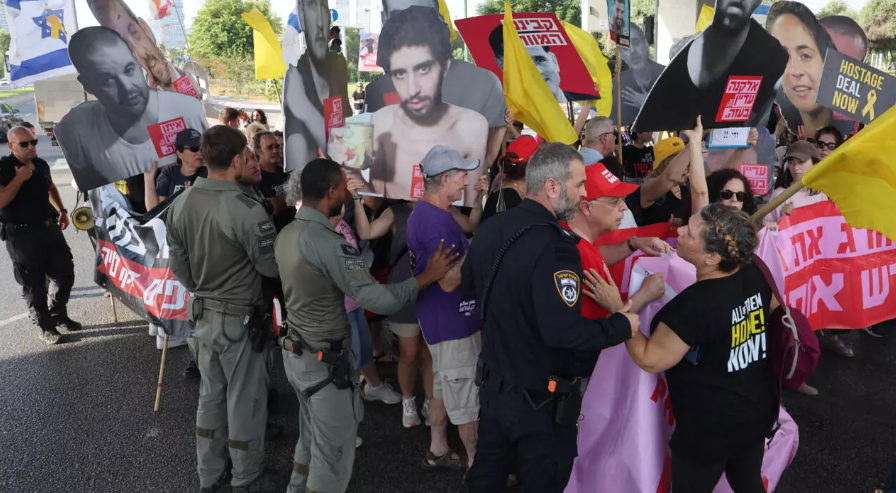Familias de rehenes acusan al gobierno israelí de retrasar las negociaciones de alto el fuego