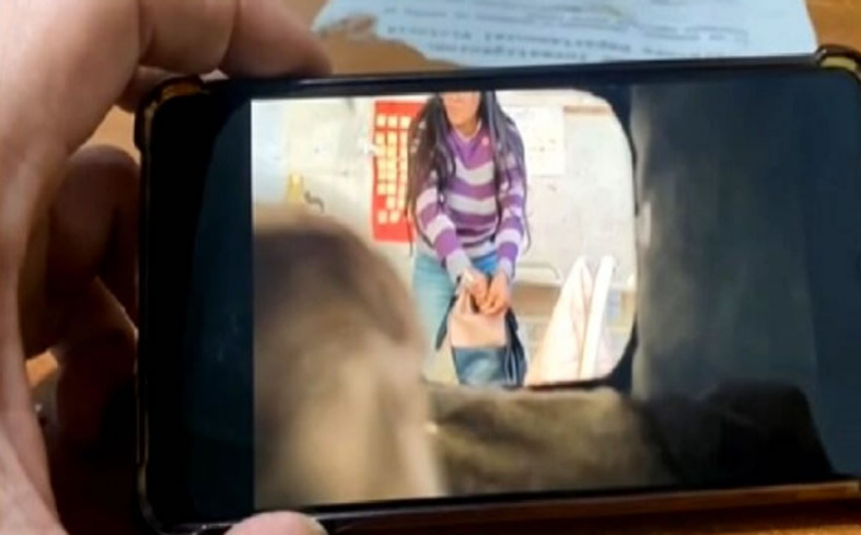 Alumnos filmaron a una docente robando dinero de sus mochilas. Fue separada de su cargo y la imputaron