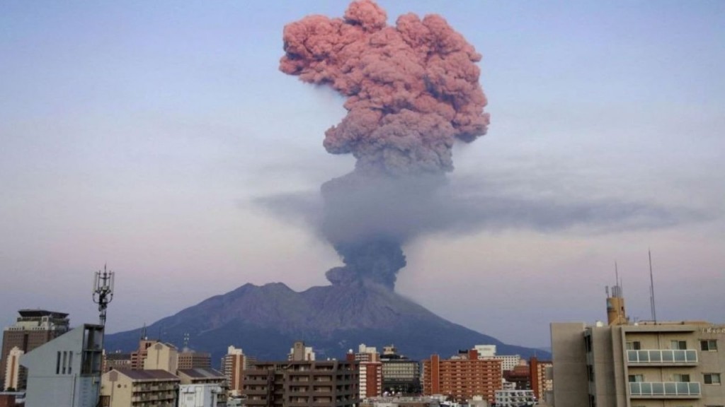 Japón: el volcán Shinmoe entró en erupción