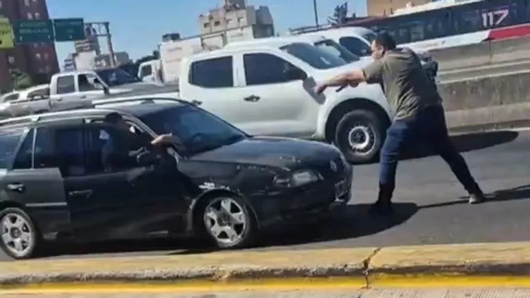 En una discusión un policía amenazó con una arma a un conductor 