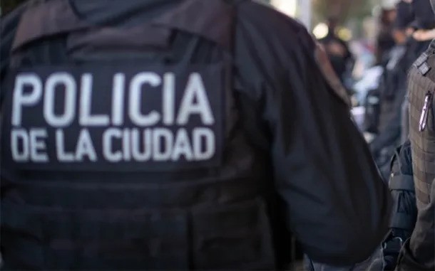 Quiso robarle el arma reglamentaria a un policía y terminó muerto