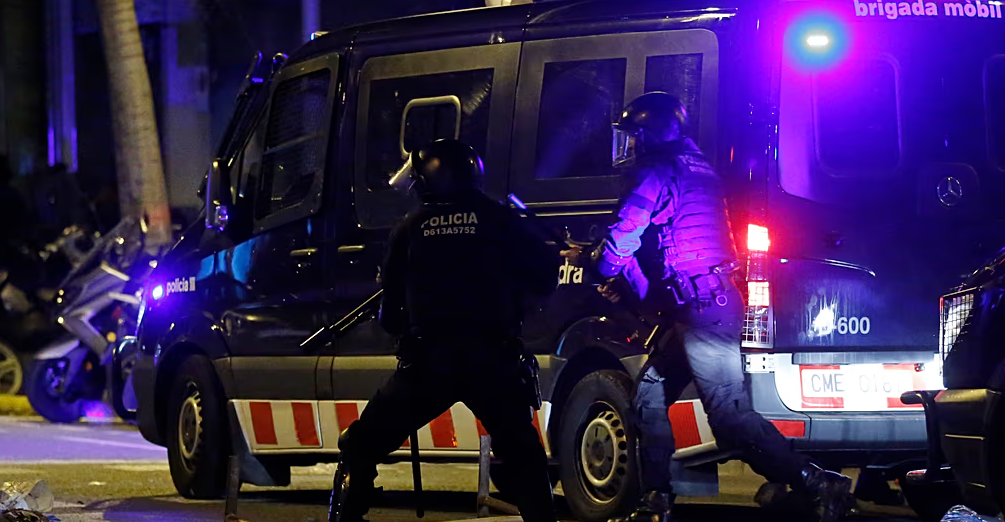 Un hombre detenido por apuñalar y tirar por la ventana a su mujer