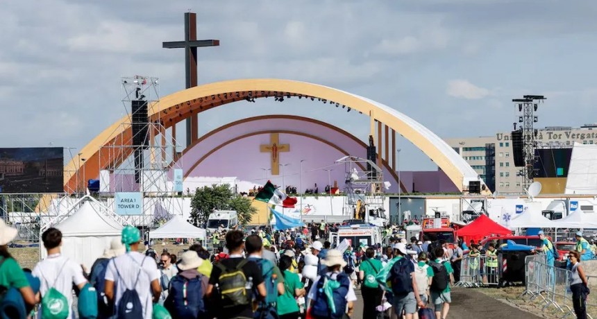 Jóvenes de varios países llegaron a Roma para acompañar a León XIV en la vigilia 
