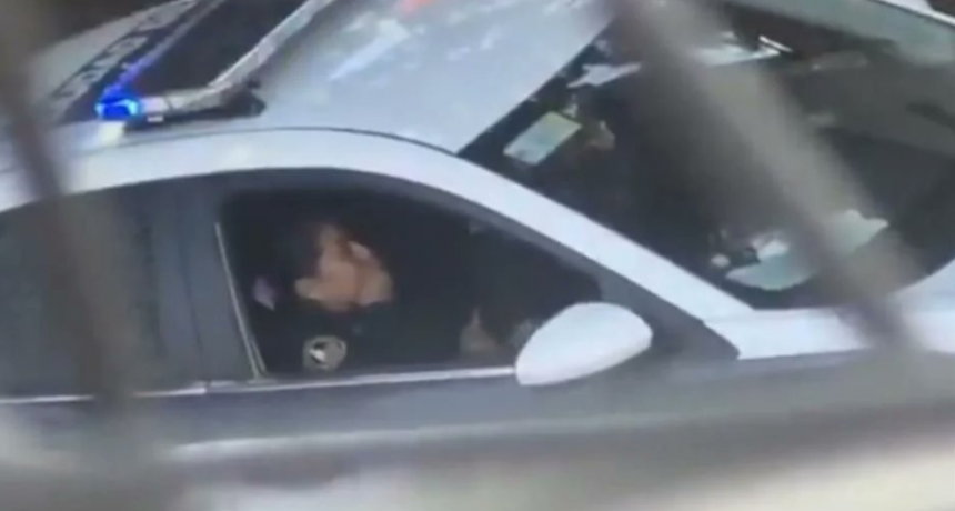 Filmó a policías mexicanos teniendo intimidad en la patrulla y podría recibir seis años de prisión