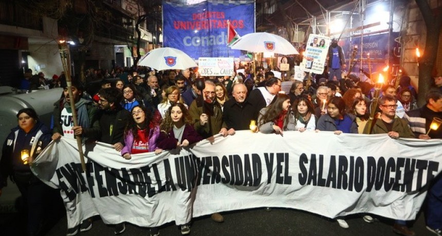 El gobierno anunció un aumento del 7,5 por ciento para docentes y no docentes universitarios