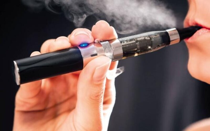 Quieren prohibir el cigarrillo electr&oacute;nico en lugares cerrados