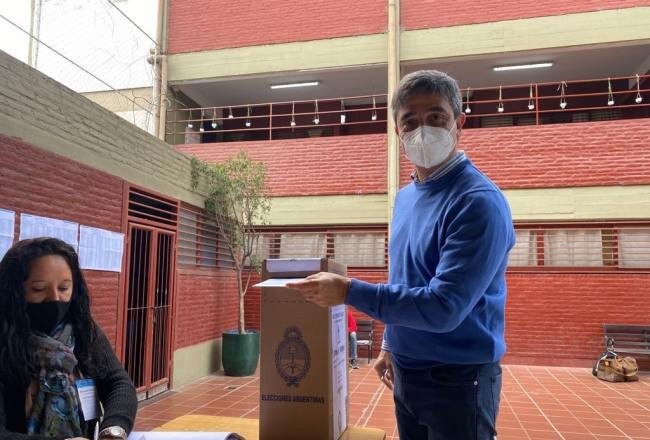 Pablo Yedlin concurrió esta mañana al Colegio del Sol donde pudo votar