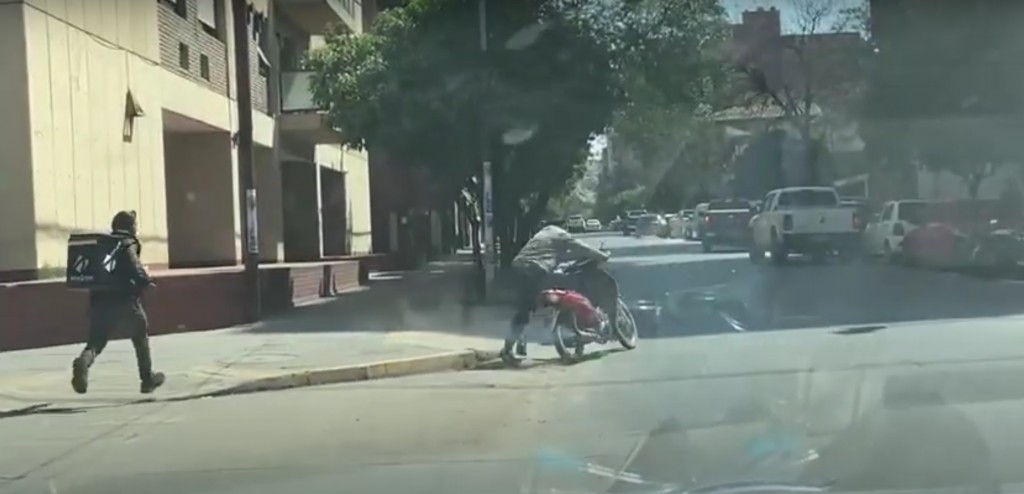 VIDEO | Rob&oacute; una moto en pleno centro de Tucum&aacute;n