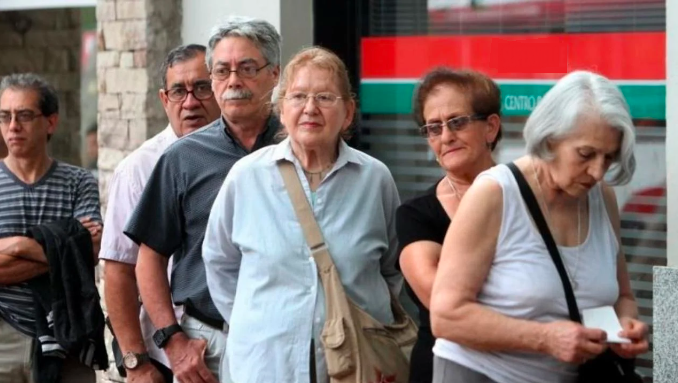 El sueldo mínimo de los jubilados está a punto de perforar la línea de la pobreza