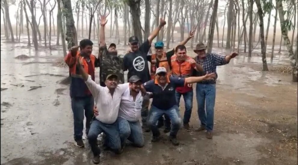 Chaco: bomberos celebraron eufóricos la lluvia con sonidos de sirenas, gritos y abrazos