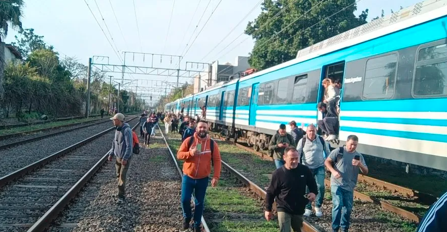 Con el aumento del boleto de tren, son más quienes caminan por las vías para evitar pagar