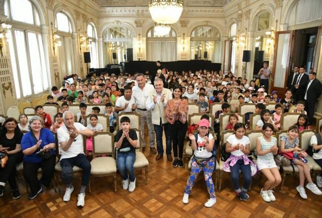 Jaldo recibió a escolares y docentes del interior tucumano en Casa de Gobierno