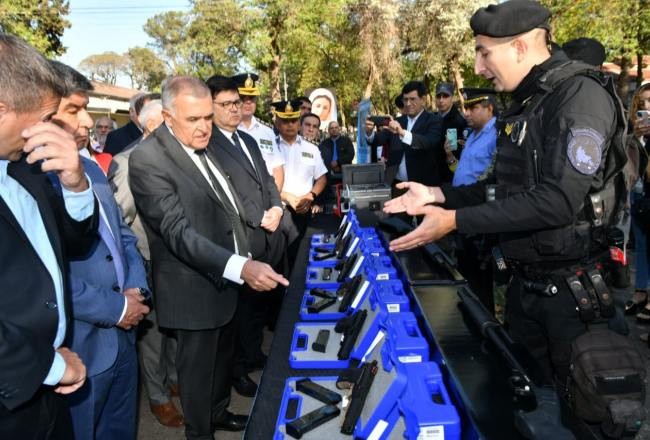 El Gobernador entregó insumos y armamento a la fuerza de Seguridad y penitenciario