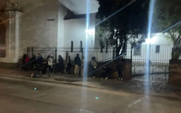 Salta: padres duermen en la calle para conseguir una vacante escolar