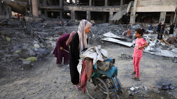 Palestinos desplazados huyen en un vehículo  de un barrio a otro dentro de la ciudad de Gaza