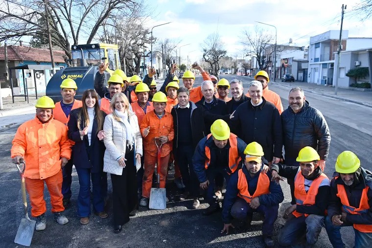 Axel Kicillof cerró la campaña de Fuerza Patria visitando obras en La Plata.