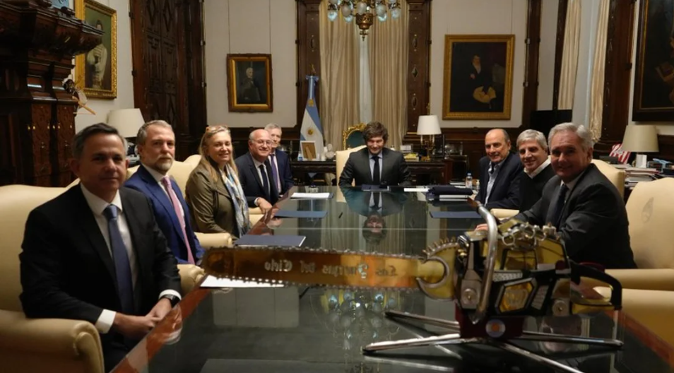 Tras la derrota electoral, Milei y Caputo se reunieron con el presidente del BID