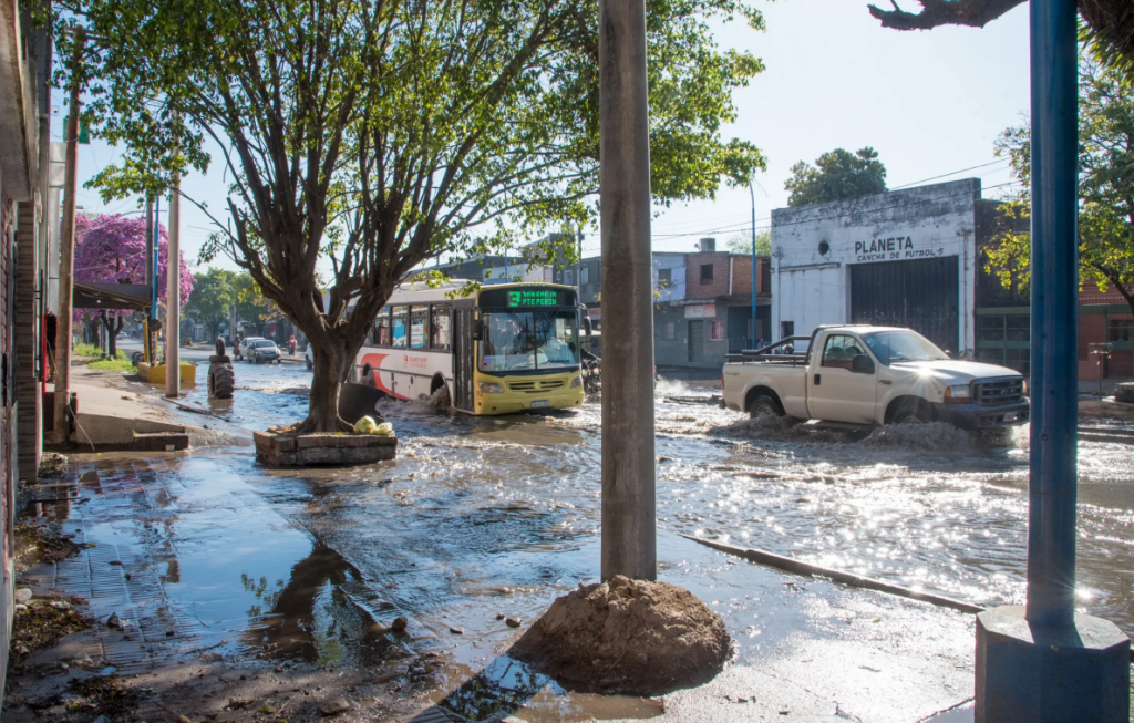 La Municipalidad trabaja para solucionar un anegamiento en avenida Juan B. Justo al 1600