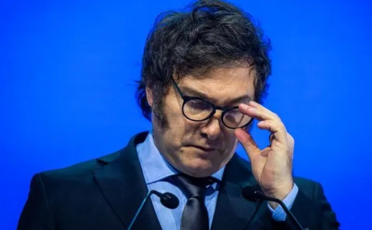 Javier Milei atraviesa, el el Financial Times, "la mayor crisis de su presidencia"