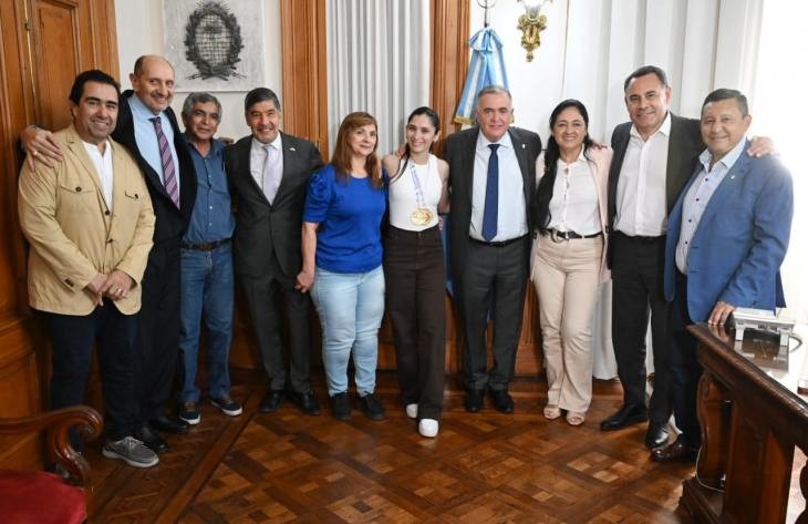 Jaldo recibió a la taekwondista Karla Castro, que viajará al mundial de Italia