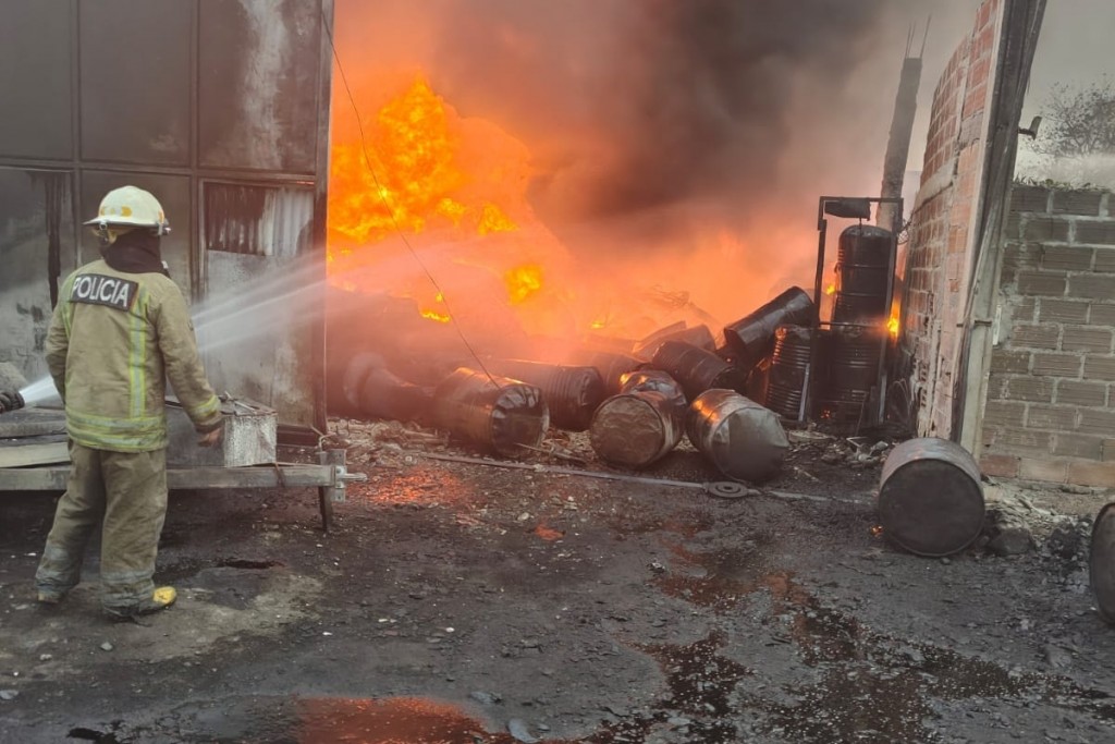 Defensa Civil, la Policía y Bomberos trabajaron arduamente en un incendio de un galpón en Los Chañaritos