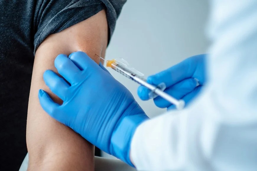 COVID: Pfizer admite riesgo bajo de miocarditis después de haberse colocado la vacuna 