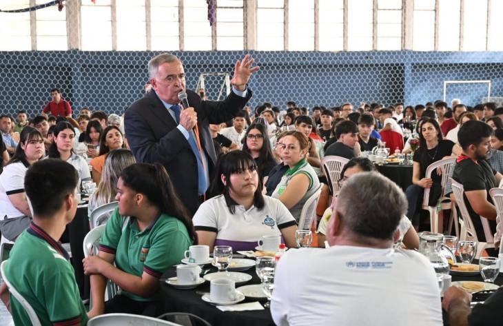 COMPROMISO. Fue la palabra que eligió el gobernador Jaldo ante los jóvenes secundarios