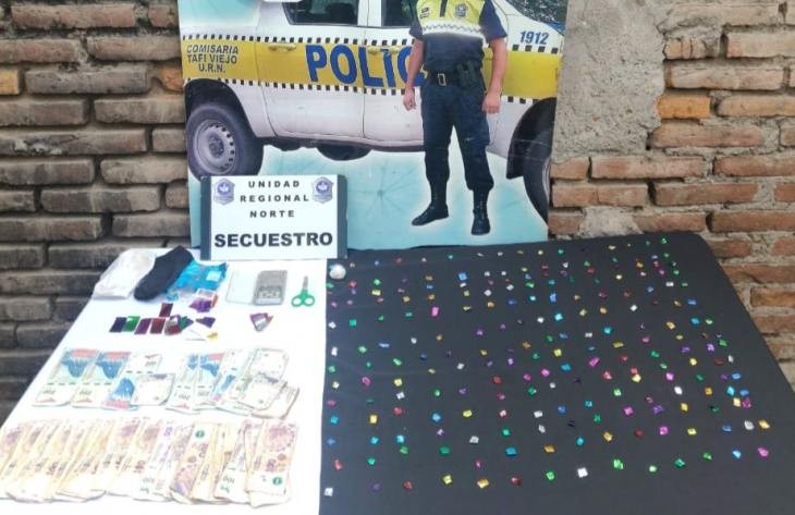 Hallan más de 200 ravioles de pasta base y aprehenden a una pareja por narcomenudeo