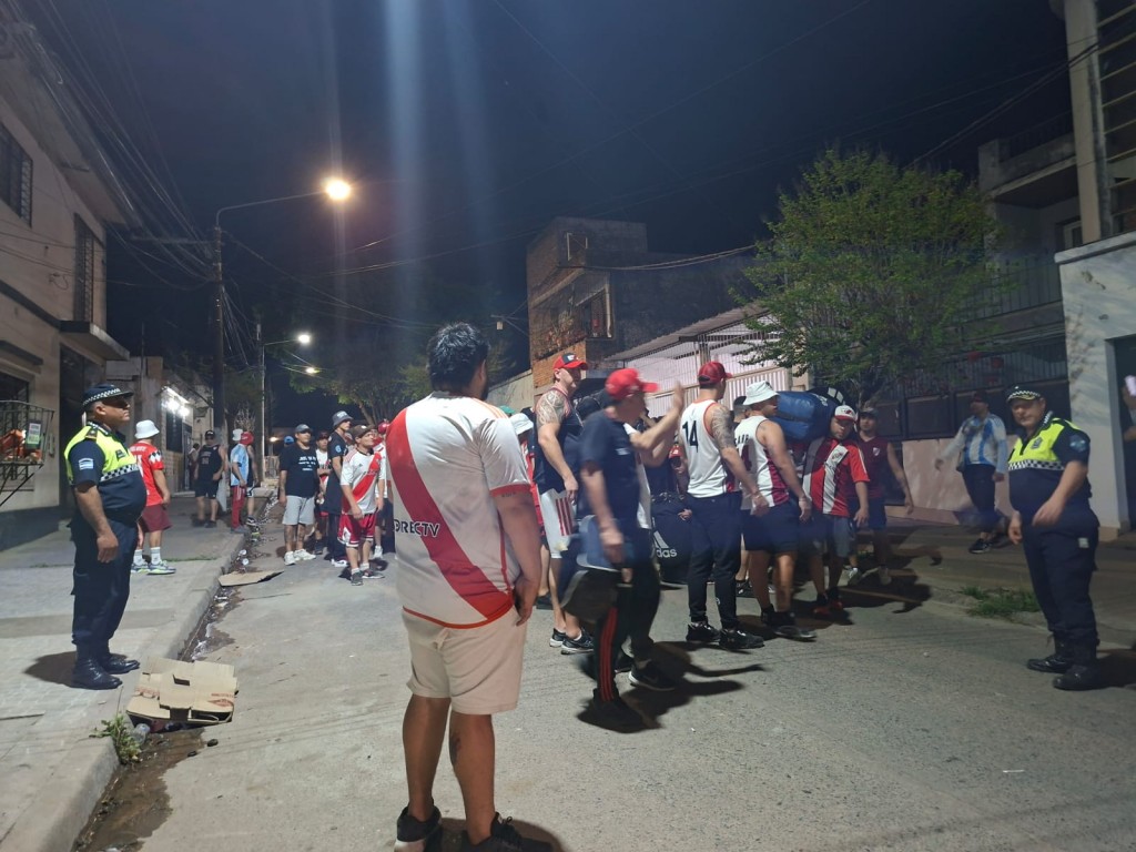 Más de 800 policías y apoyo aéreo reforzaron la seguridad en el partido River Plate Vs Atlético Tucumán