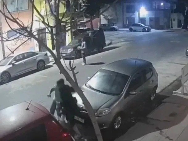Lo apuñaló en la cabeza con un destornillador por un encendedor 