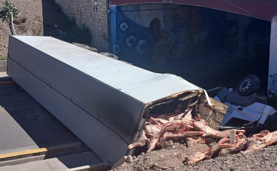 Mendoza: volcó un camión con carne, vecinos intentaron llevarse la carne 
