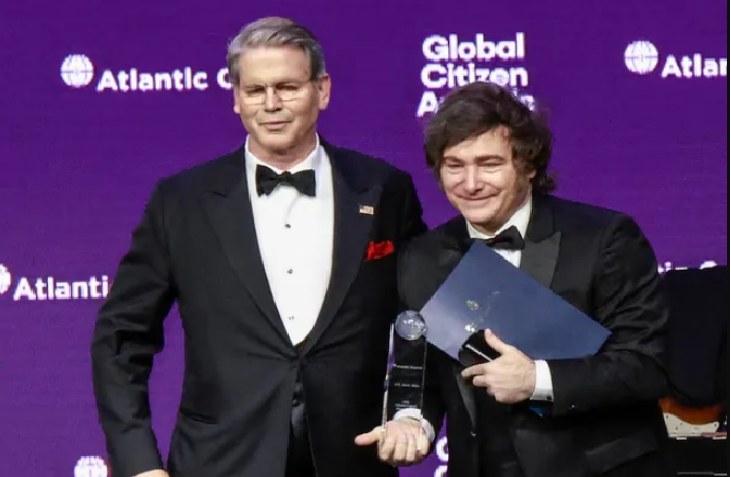 El Presidente recibió el premio “Ciudadano Global 2025 de la mano de Scott Bessent y agradeció a Donald Trump