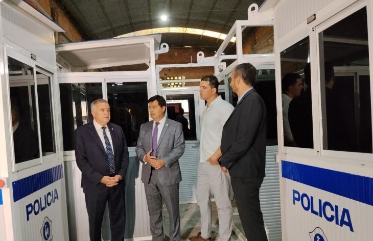 El gobernador y el ministro de seguridad visitaron la empresa que fabrica las cabinas de seguridad