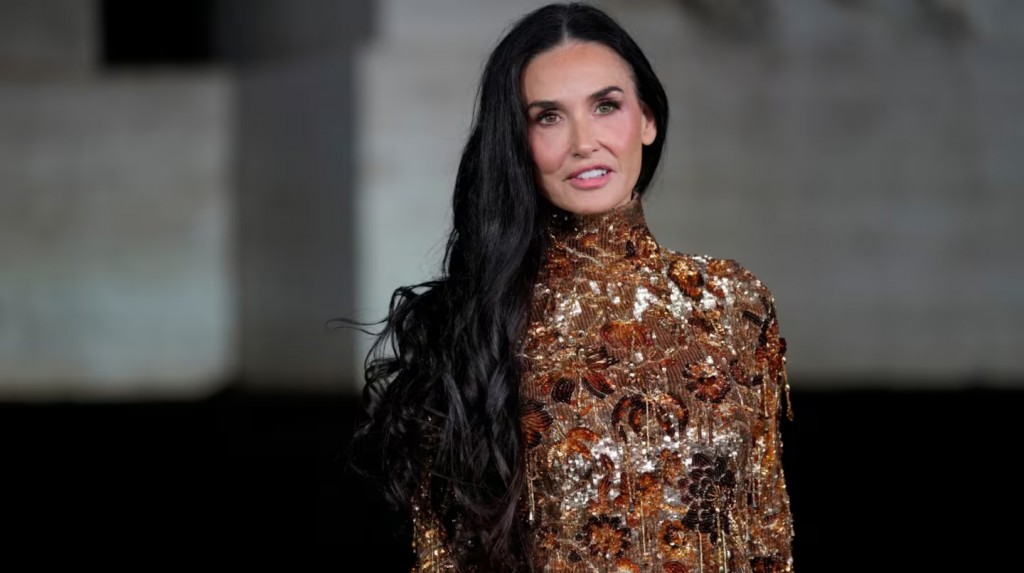 El diseñador Demna debutó en Gucci con Demi Moore impactante y vestida de dorado