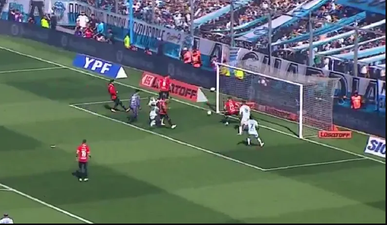 La impresionante salvada en la línea de un jugador de Independiente para evitar un gol de Racing