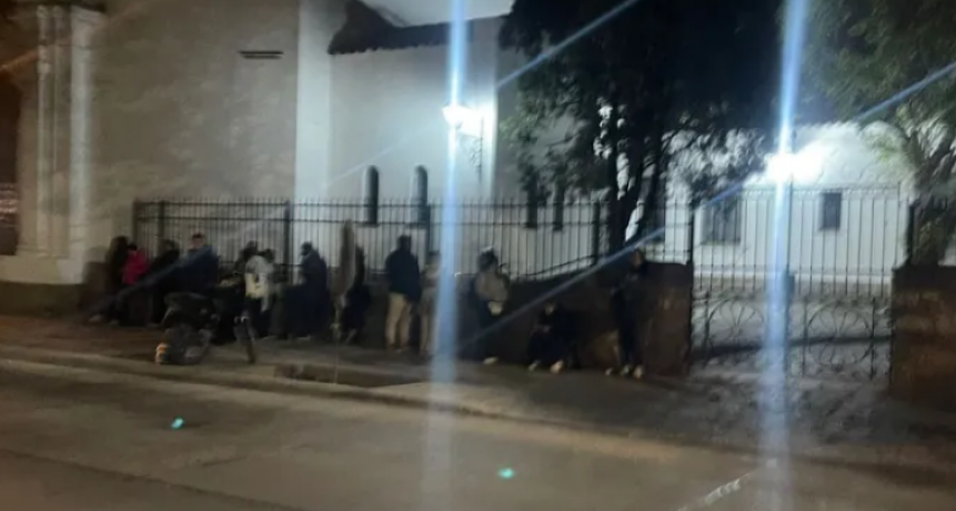 Salta: padres duermen en la calle para conseguir una vacante escolar