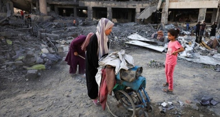Palestinos desplazados huyen en un vehículo  de un barrio a otro dentro de la ciudad de Gaza