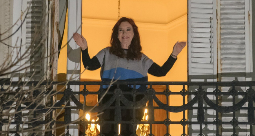 CFK salió al balcón y saludó a la militancia al cumplirse tres años del intento de magnicidio