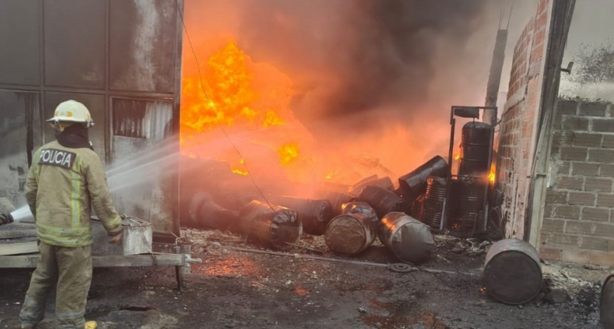 Defensa Civil, la Policía y Bomberos trabajaron arduamente en un incendio de un galpón en Los Chañaritos