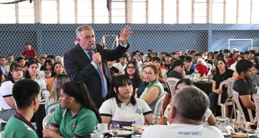 Compromiso, fue la palabra que eligió el gobernador Jaldo ante los jóvenes secundarios