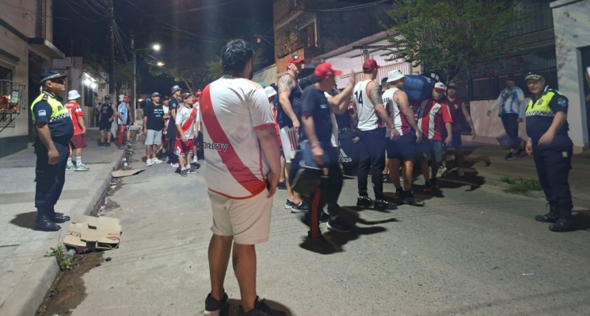 Más de 800 policías y apoyo aéreo reforzaron la seguridad en el partido River Plate Vs Atlético Tucumán