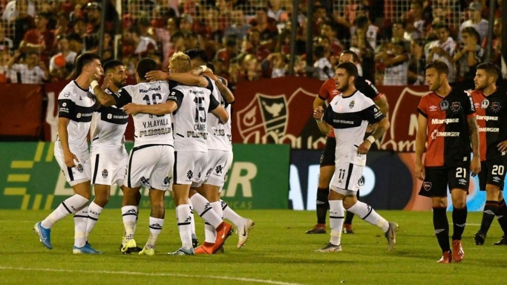 El Gimnasia de Maradona aplast&oacute; a Newell&rsquo;s